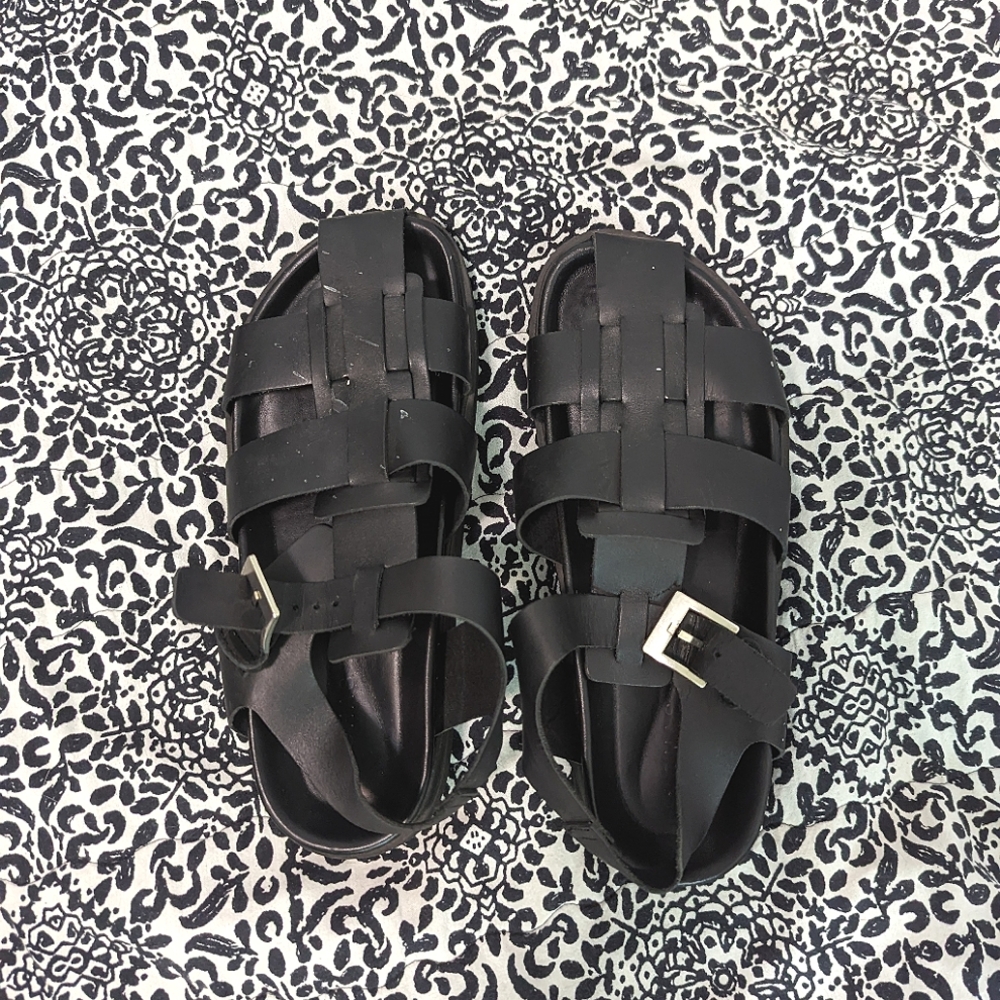 Alohas black buckle sandals